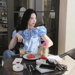 Áp trễ vai hoa to chouchou