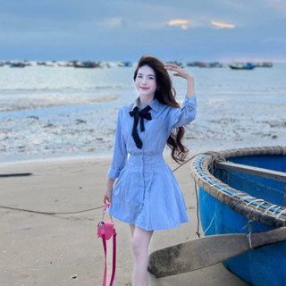 Set áo sơ mi chân váy xanh kẻ sọc kèm dây nơ