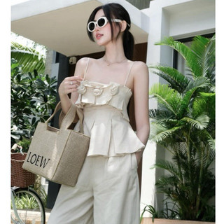 JENNYCLOSET ® SET ( BỘ) Áo 2S dập ly đính hoa cao cấp mix quần ống xuông , chất liệu line hàng L1