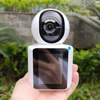 Camera trong nhà C30 Pro có đèn led, màn hình 2,8 inch siêu nét, đàm thoại video, công nghệ Al