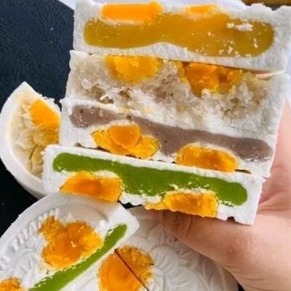 Bánh in trứng muối hộp 4 bánh 500g