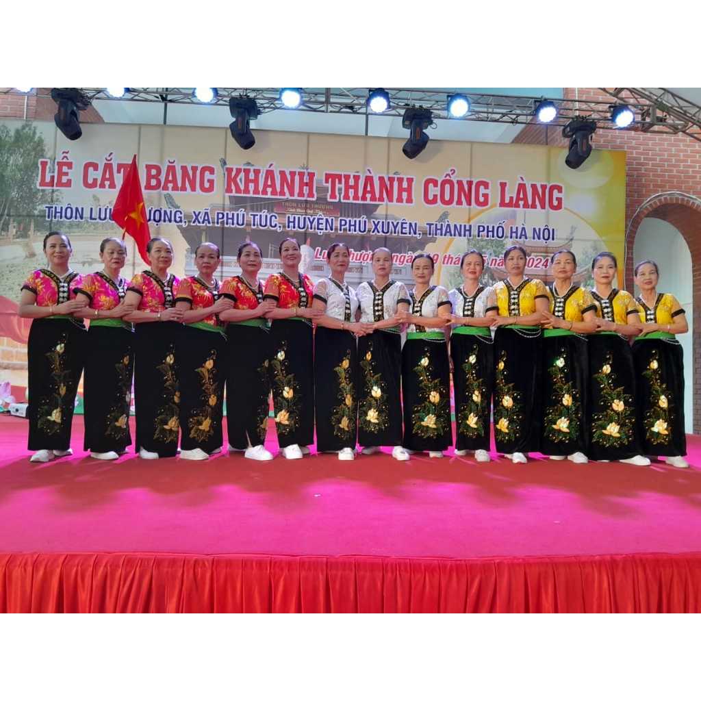 Trang phục dân tộc Thái hóa trang dân tộc biểu diễn