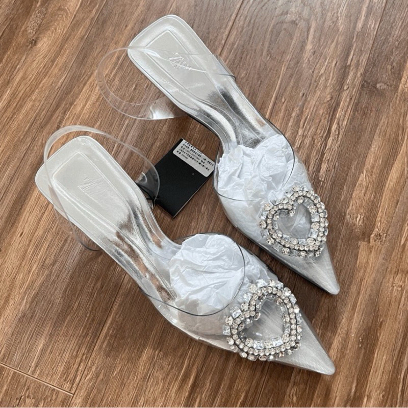 Giày sandal Z mũi nhọn đính đá trái tim Mika bóng bạc đế mảnh cao 5cm phong cách tiểu thư sang chảnh 𝟲𝟬𝟲𝟳-𝟳 | BigBuy360 - bigbuy360.vn