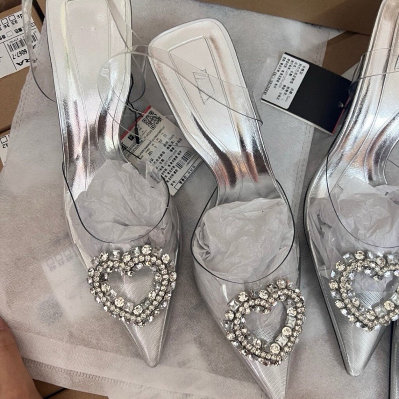 Giày sandal Z mũi nhọn đính đá trái tim Mika bóng bạc đế mảnh cao 5cm phong cách tiểu thư sang chảnh 𝟲𝟬𝟲𝟳-𝟳 | BigBuy360 - bigbuy360.vn