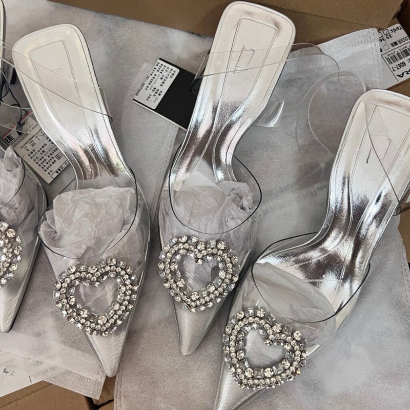 Giày sandal Z mũi nhọn đính đá trái tim Mika bóng bạc đế mảnh cao 5cm phong cách tiểu thư sang chảnh 𝟲𝟬𝟲𝟳-𝟳 | BigBuy360 - bigbuy360.vn