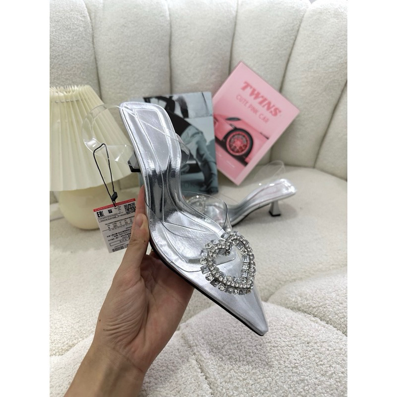 Giày sandal Z mũi nhọn đính đá trái tim Mika bóng bạc đế mảnh cao 5cm phong cách tiểu thư sang chảnh 𝟲𝟬𝟲𝟳-𝟳 | BigBuy360 - bigbuy360.vn