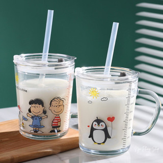 Ly thủy tinh chia vạch 400ml. Cốc pha sữa thuỷ tinh chia vạch có nắp và kèm ống hút silicon dẻo.