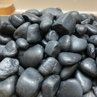 Đá thô Tourmaline đen dạng cuội dùng sưu tầm, thanh tẩy, giúp ngủ ngon, tinh thần thoải mái.
