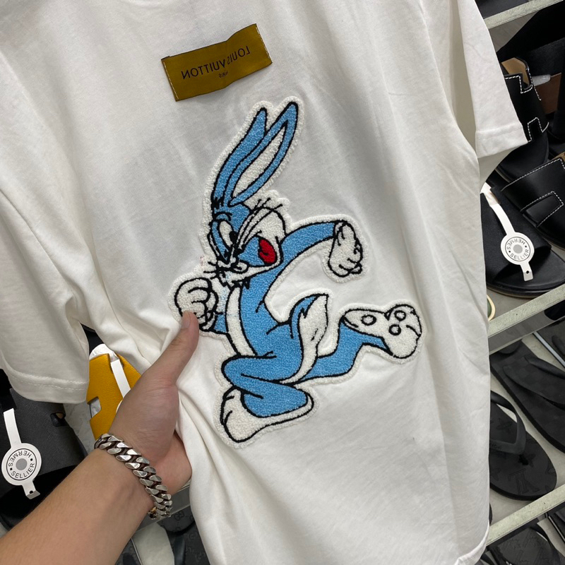 Áo phông thêu thỏ lv bông xù chạy bộ,áo thun nam nữ thêu bông xù chữ lv hình thỏ sau lưng cao cấp