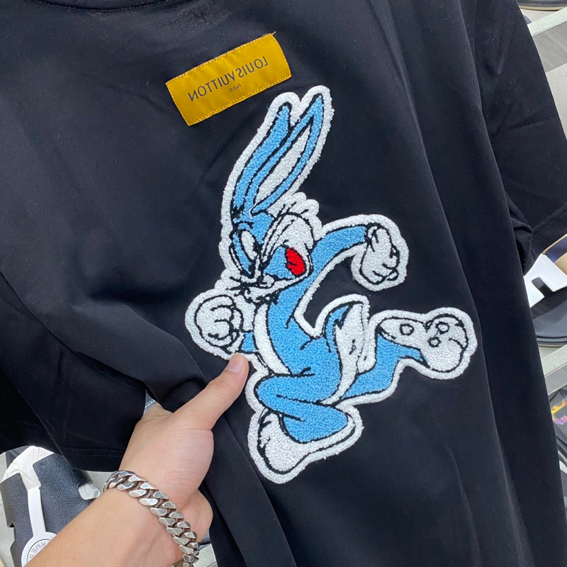 Áo phông thêu thỏ lv bông xù chạy bộ,áo thun nam nữ thêu bông xù chữ lv hình thỏ sau lưng cao cấp