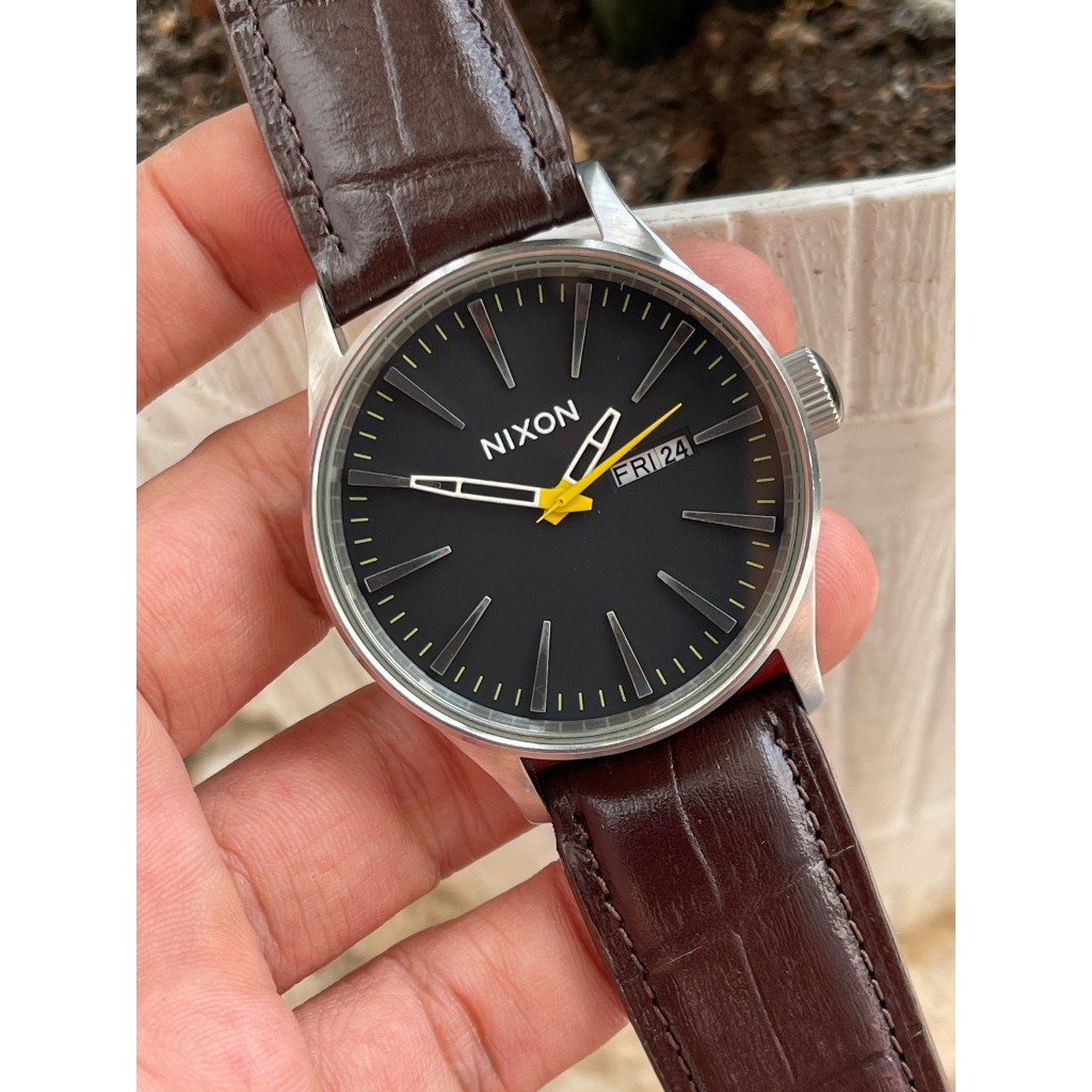 Đồng hồ nam Nixon mặt đen dây da chạy pin hàng Si