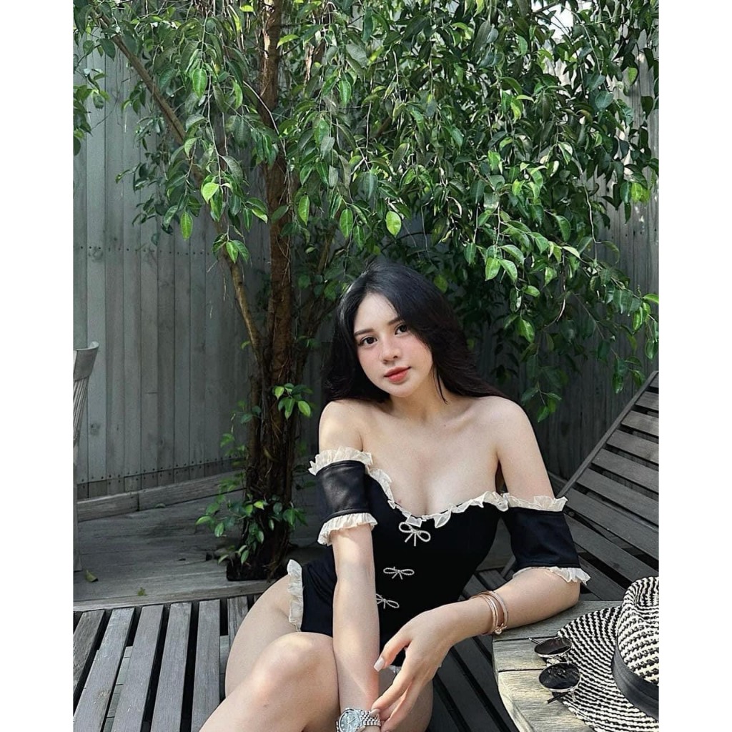 Bikini Swimsuit 1 Mảnh Bệt Vai Đính Nơ Đá Cài Phối Viền Ren Tơ Đầm Đi Biển Có Đệm Ngực Dáng Ôm Body | BigBuy360 - bigbuy360.vn