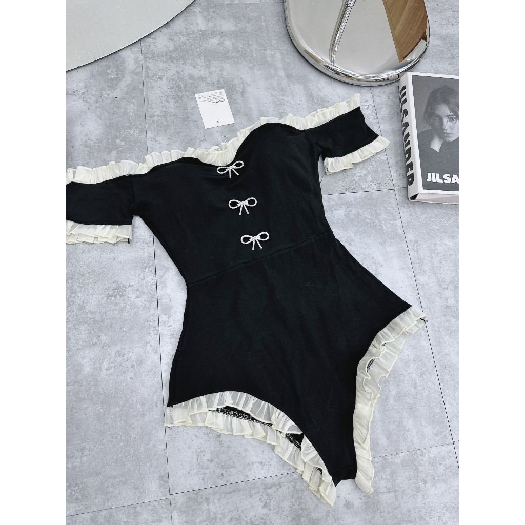 Bikini Swimsuit 1 Mảnh Bệt Vai Đính Nơ Đá Cài Phối Viền Ren Tơ Đầm Đi Biển Có Đệm Ngực Dáng Ôm Body | BigBuy360 - bigbuy360.vn