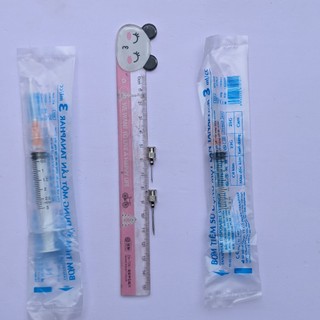 2 cái Bơm tiêm 3ml Vinahancook, 1 cái kim 12, 1 cái kim 7 dùng để tiêm chó, mèo, lợn, gà, chim cảnh