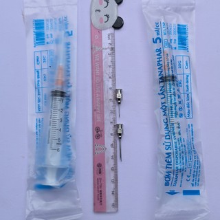 2 cái Bơm tiêm 5ml Vinahancook, 1 cái kim 12, 1 cái kim 7 dùng để tiêm chó, mèo, lợn, gà, chim cảnh