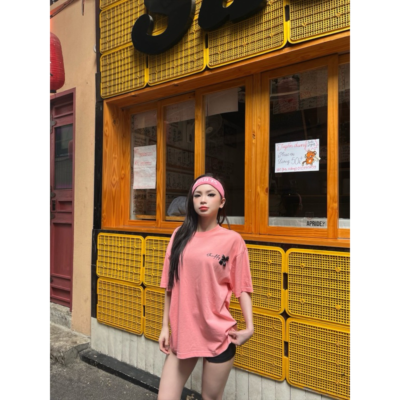 Áo Thun Gắn Nơ TRAFFY 300 GSM In Nhung Basic Hai Nơ Nhỏ Trước Sau Phong Cách Streetwear Nữ Phối Màu Hồng Chữ Đen