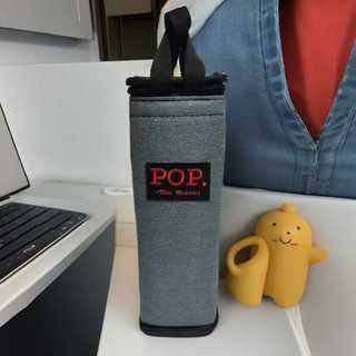 Túi đựng bình nước 1500ml logo chữ POP vải bồ có lớp cách nhiệt và có dây kéo