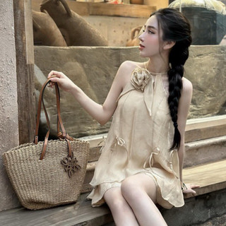 JENNYCLOSET ® SET ( BỘ) Áo cổ yếm đính hoa phối nơ + quần sooc , chất lụa cao cấp mặc cực xinh 