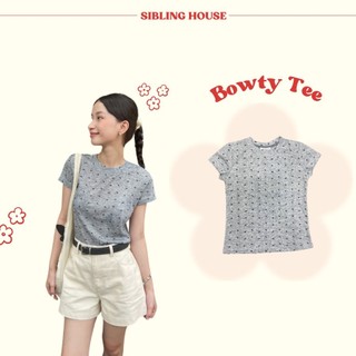  Áo thun nữ tay ngắn cổ tròn họa tiết nơ Bowty Tee - Sibling House