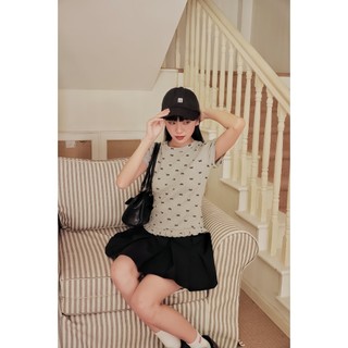 Phong cách Hàn Quốc 2024 Áo thun nữ tay ngắn cổ tròn phối bèo vải họa tiết nơ Jazzi Top - Sibling House