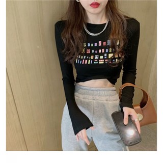 Áo thun dài tay croptop cổ tròn phong cách in stiker nhỏ màu trước TTGB0182