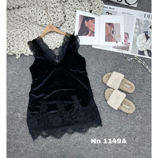 Váy nhung viền ren cổ V sát nách