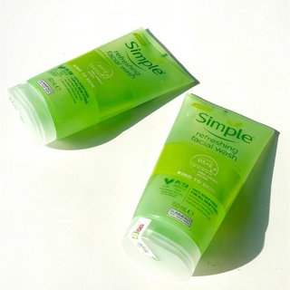 Sữa Rửa Mặt Dịu Nhẹ Simple 150ml