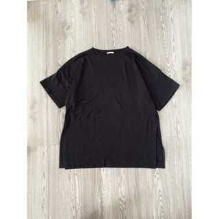 Áo thun nữ xẻ tà 2 bên hiệu Gu - size S (ngang 56cm, dài 71cm)