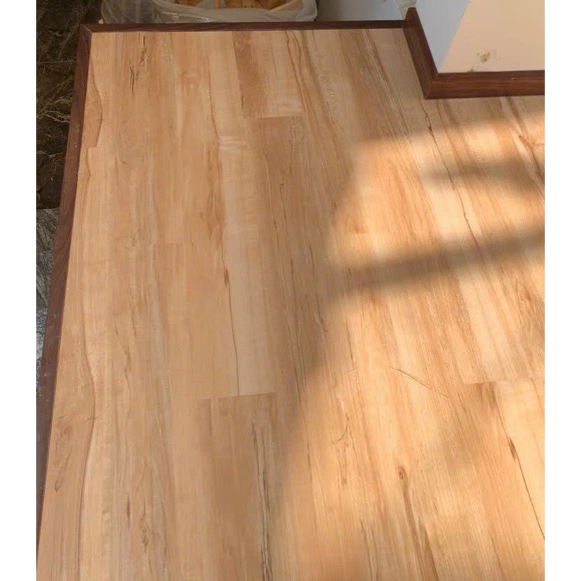1 mét vuông sàn nhựa hèm khóa SPC độ dày 5mm, có sẵn đế cao su, kích thước 910mm x 150mm