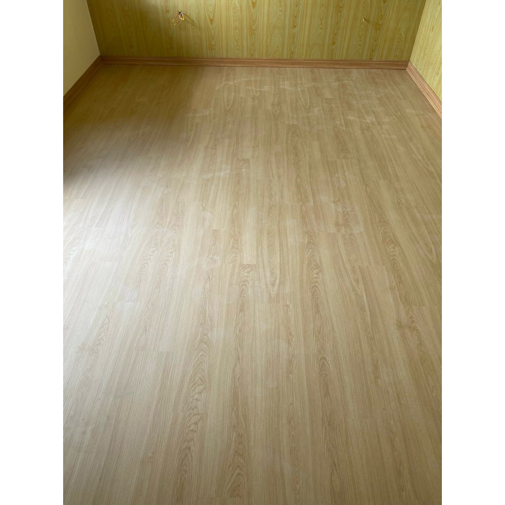 1 mét vuông sàn nhựa hèm khóa SPC độ dày 5mm, có sẵn đế cao su, kích thước 910mm x 150mm