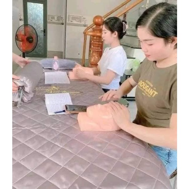 Mặt canh học masage (học nối mi, massage mặt)