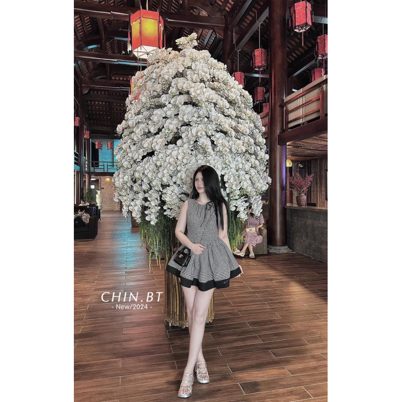 Váy kẻ sát nách cổ nơ