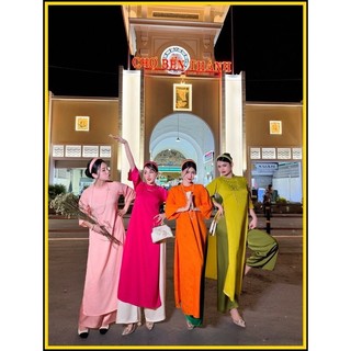 gấm suông đỏ cổ tròn dáng cách tân
