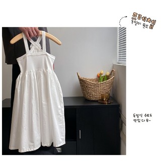 Đầm yếm đính hoa maxi trắng