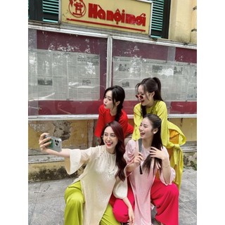 gấm suông đỏ cổ tròn dáng cách tân