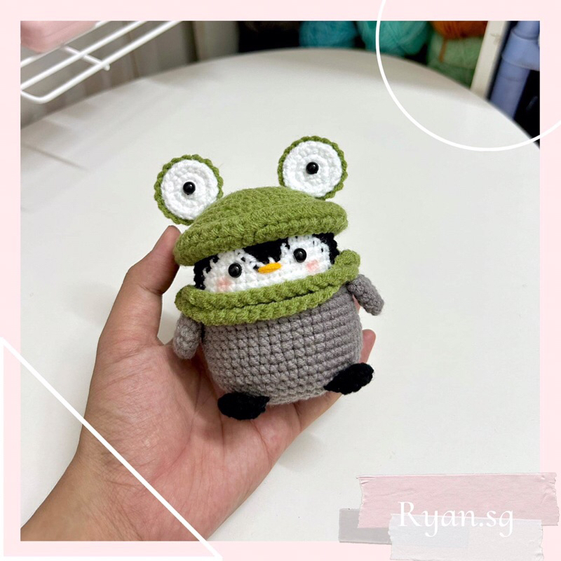 Chim cánh cụt đội mũ ếch len handmade