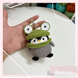 Chim cánh cụt đội mũ ếch len handmade