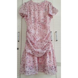 Thanh lý váy voan màu hồng cổ tròn tay ngắn đã cắt tab chưa mặc nhún 2 bên thân váy size L