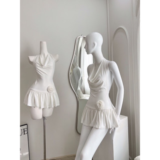 Đầm yếm cổ đổ đuôi cá đính hoa