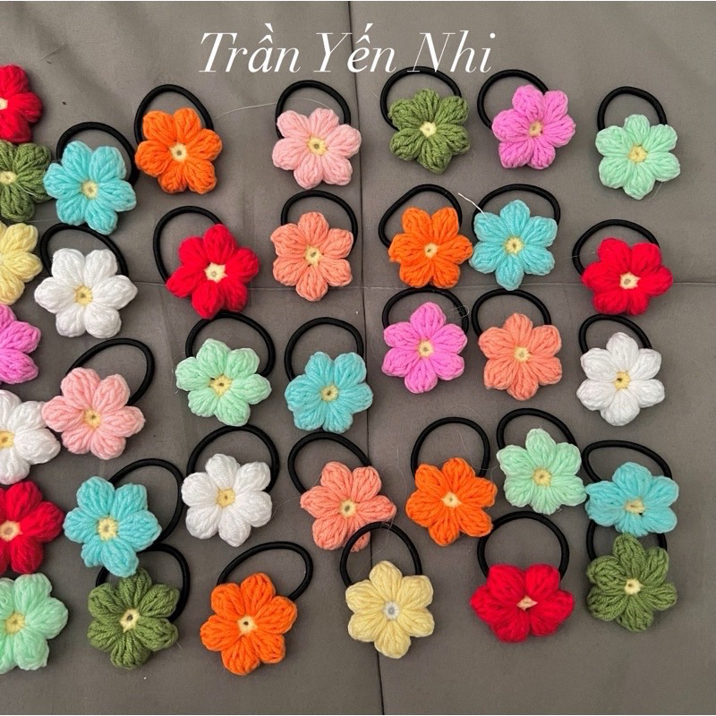 cột  tóc hoa len móc