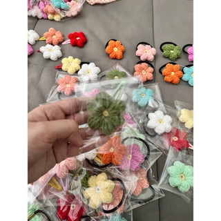 cột  tóc hoa len móc