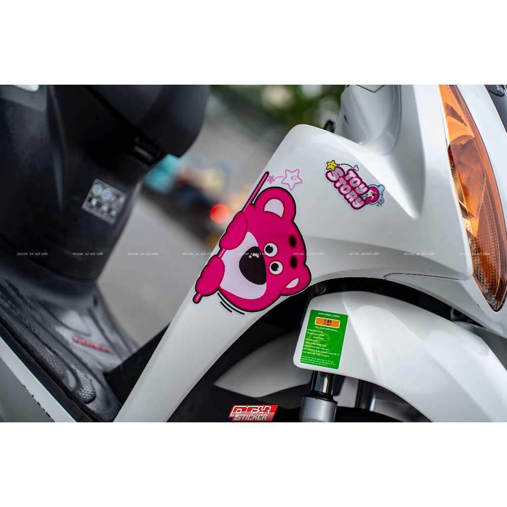 ( NEW ) Bộ Tem Gấu Dâu Gấu Lotso Dán Được Mọi Dòng Xe