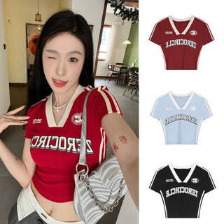 Áo phông cổ tim dáng lửng hot trend 2024