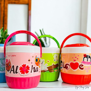 Bình đá 1 Lucky Tý Liên. Bình đá nắp đậy, quai xách chắc chắn, giữ lạnh lâu. Họa tiết bắt mắt.