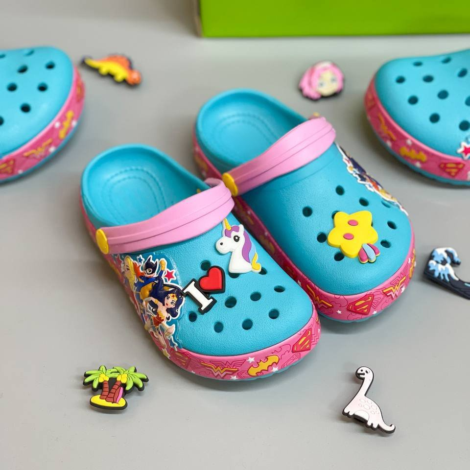 Giày Dép Đi Mưa Bé Gái Super Women Kids - Tặng 6 Jibbizt ngẫu nhiên - Sấu Vui Vẻ
