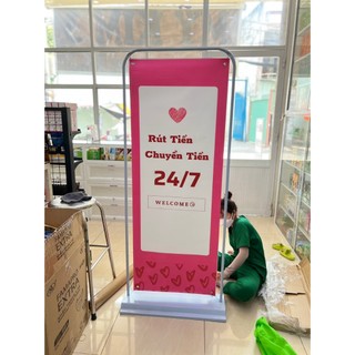 Standee khung cửa đế sắt trưng bày trong nhà