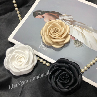 Hoa cài áo handmade- Hoa trà nhiều màu- Chất phi lụa 7cm- sẵn ghim cài- ( Dây trai là phụ kiện chụp ảnh, hoa ko kèm dây)