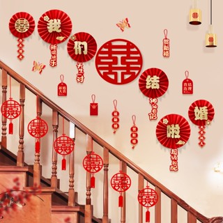 Quạt giấy đỏ và treo cầu thang decor ngày cưới