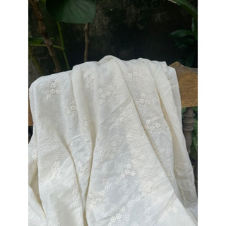 Vải thô boi thêu màu kem và trắng có sẵn vân anh shop