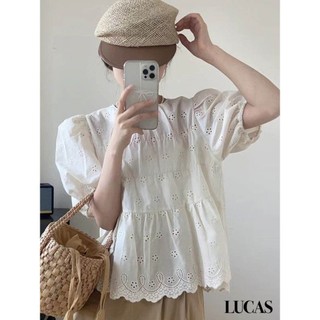 Áo sơ mi trắng cổ tròn tay ngắn bồng hoạ tiét hoa dập lỗ nhỏ có viền lượn